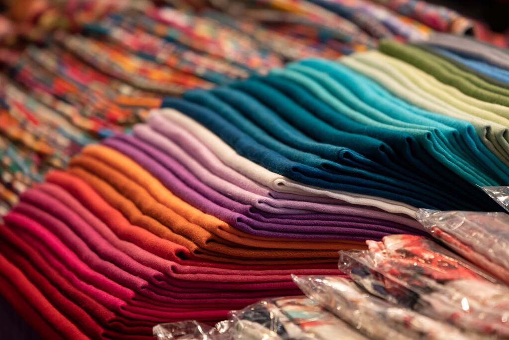 tecidos coloridos